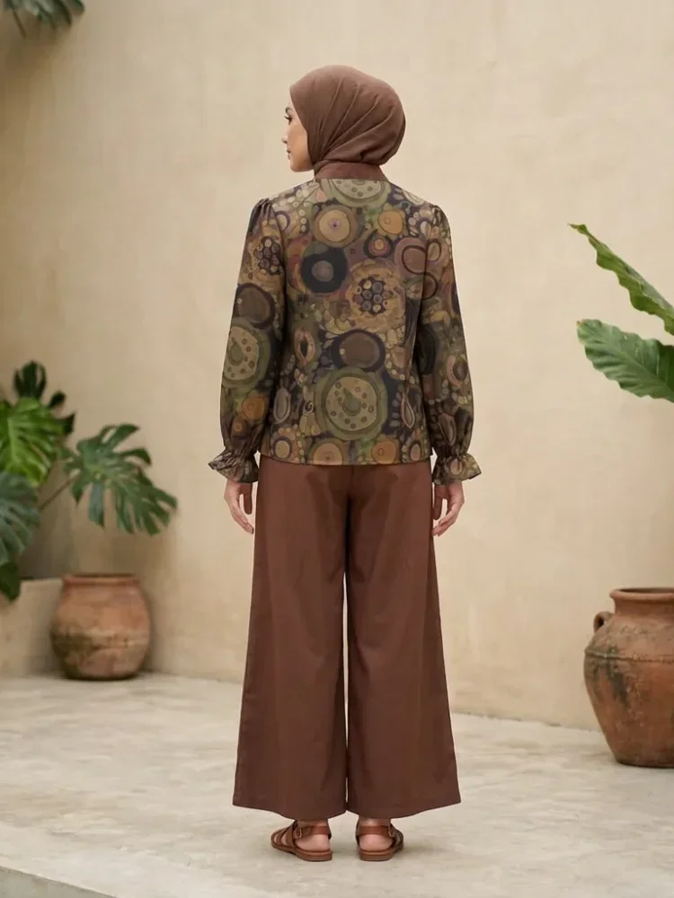 ASAYA Setelan wanita dengan atasan motif cetak dan kancing simpul oriental, dipadukan dengan celana lebar polos, elegan santai.