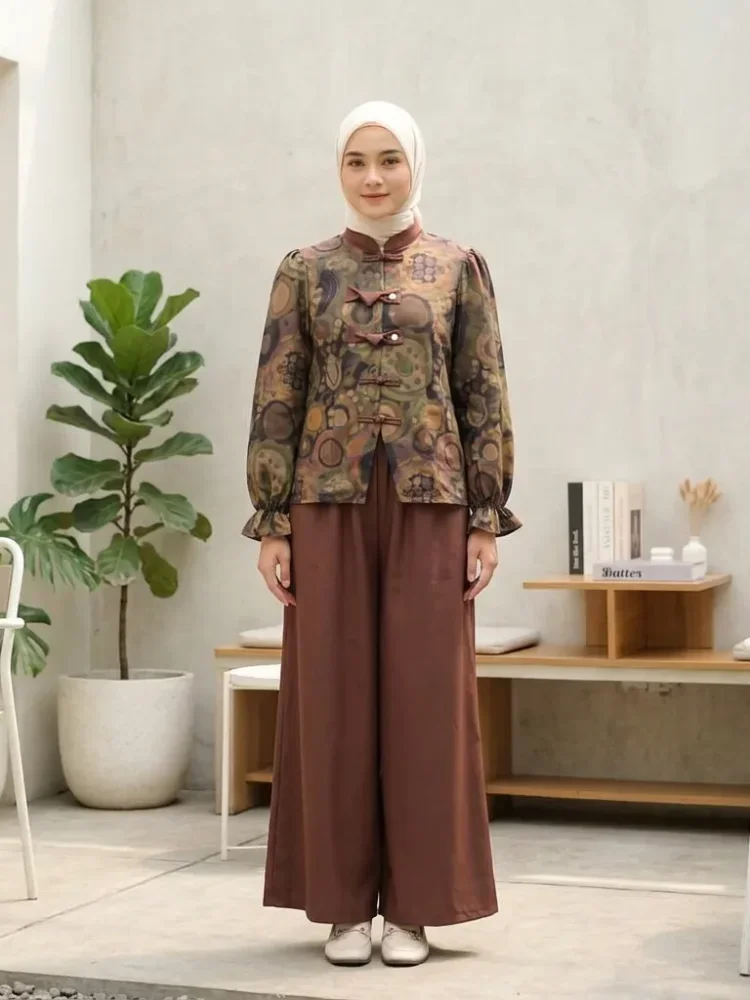 ASAYA Setelan wanita dengan atasan motif cetak dan kancing simpul oriental, dipadukan dengan celana lebar polos, elegan santai.