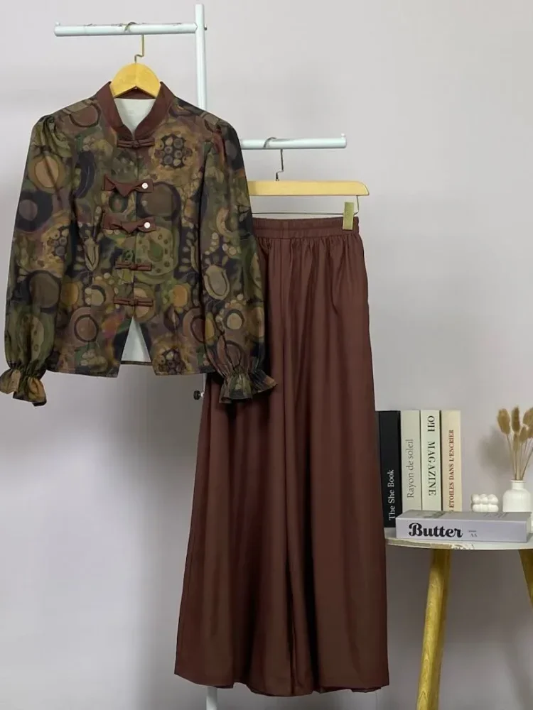ASAYA Setelan wanita dengan atasan motif cetak dan kancing simpul oriental, dipadukan dengan celana lebar polos, elegan santai.
