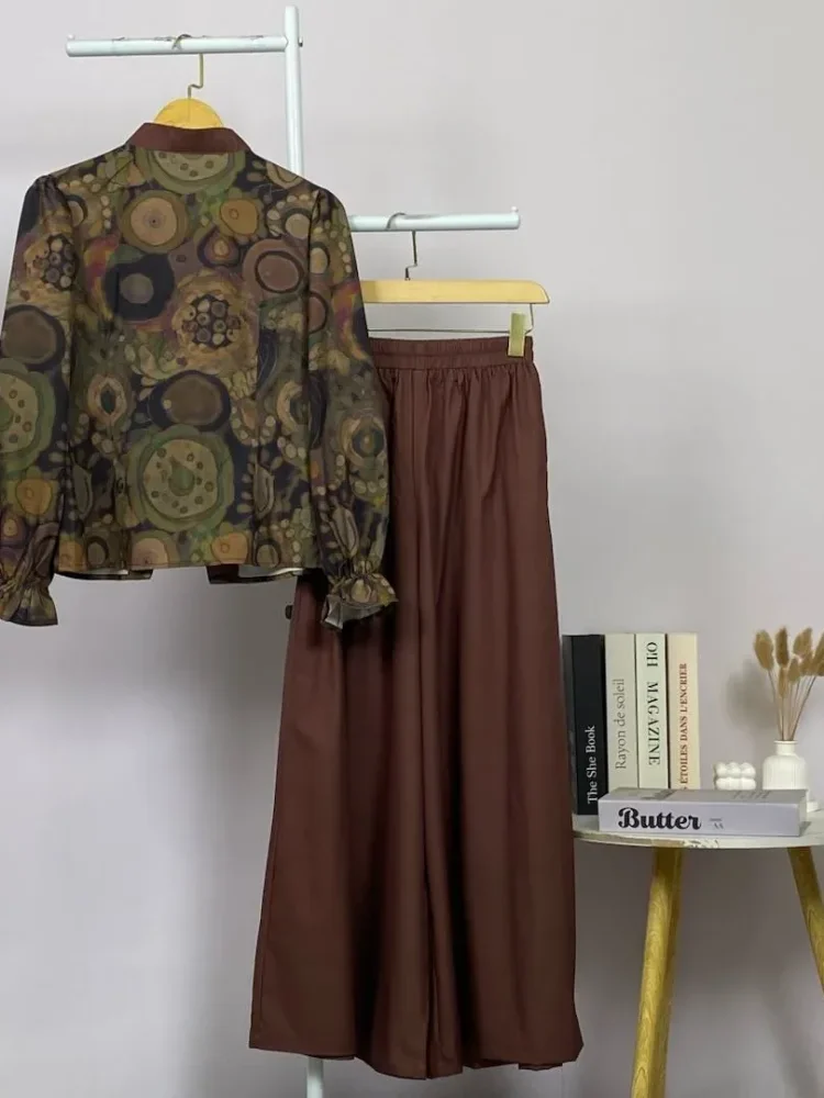 ASAYA Setelan wanita dengan atasan motif cetak dan kancing simpul oriental, dipadukan dengan celana lebar polos, elegan santai.