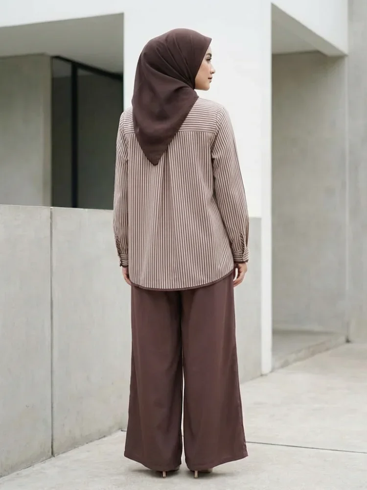 ASAYA Setelan dua potong: kemeja lengan panjang dengan desain kancing unik di bagian bawah dan kerah, dipadukan dengan celana panjang lebar polos