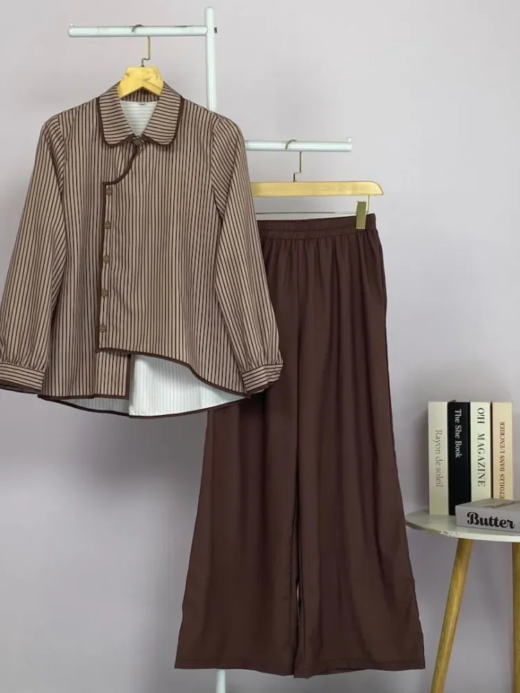 ASAYA Setelan dua potong: kemeja lengan panjang dengan desain kancing unik di bagian bawah dan kerah, dipadukan dengan celana panjang lebar polos