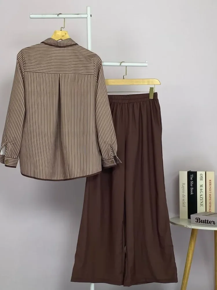 ASAYA Setelan dua potong: kemeja lengan panjang dengan desain kancing unik di bagian bawah dan kerah, dipadukan dengan celana panjang lebar polos