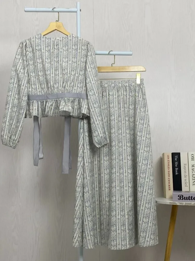 ASAYA Kemeja lengan panjang dengan kerah bulat dan pita dasi bermotif elegan, dipadukan dengan rok panjang bermotif vintage, set dua potong