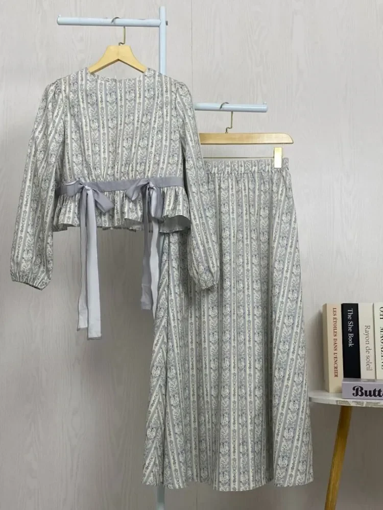 ASAYA Kemeja lengan panjang dengan kerah bulat dan pita dasi bermotif elegan, dipadukan dengan rok panjang bermotif vintage, set dua potong
