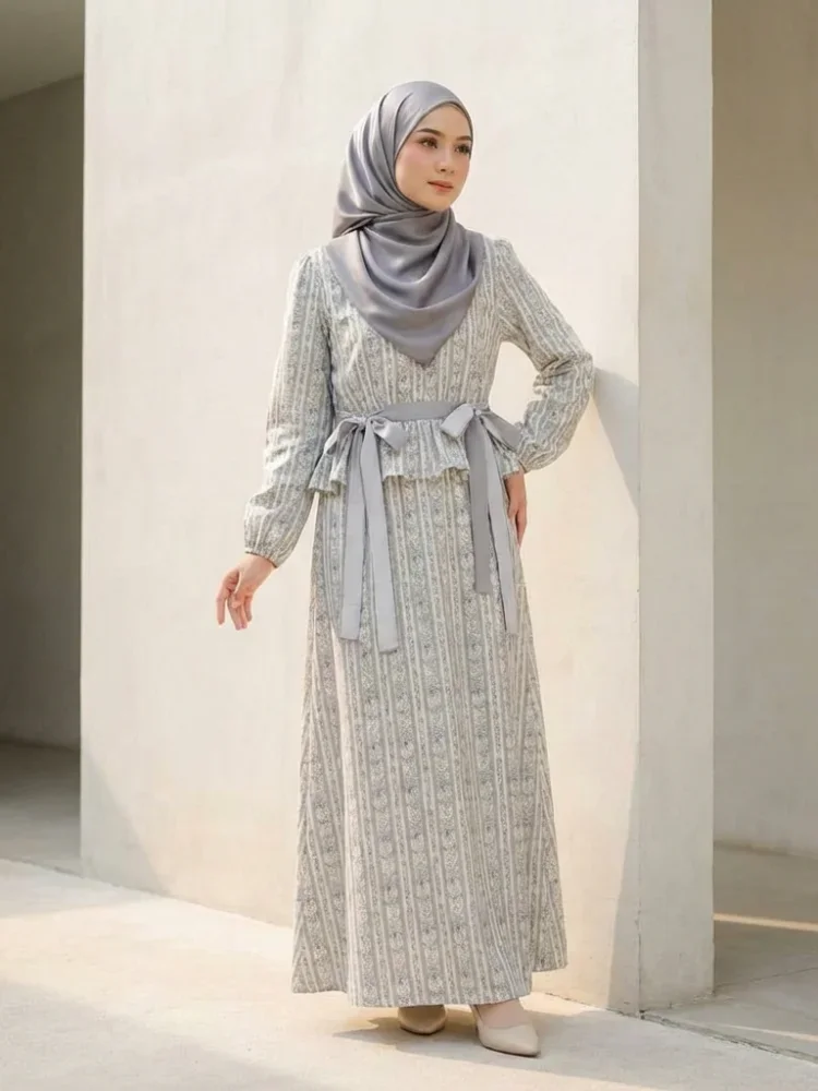 ASAYA Kemeja lengan panjang dengan kerah bulat dan pita dasi bermotif elegan, dipadukan dengan rok panjang bermotif vintage, set dua potong