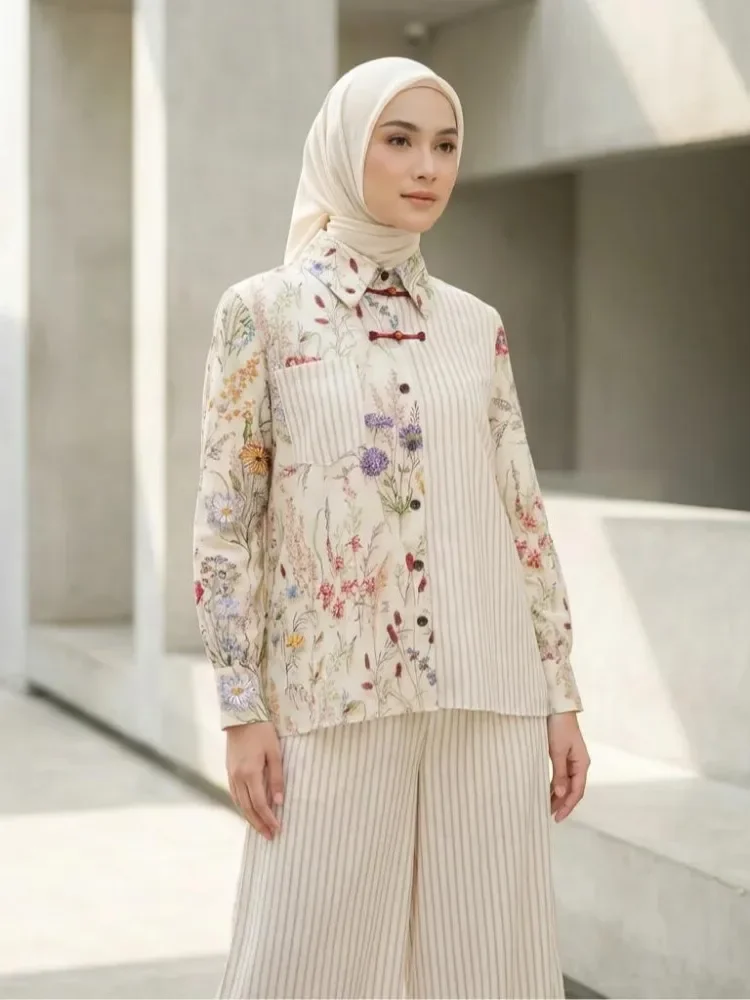 CHICMORE Atasan lengan panjang dengan krah dan kancing bulat, motif bunga kecil dipadukan dengan motif garis, dipadukan dengan celana panjang bermotif sebagai setelan