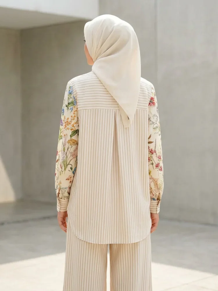 CHICMORE Atasan lengan panjang dengan krah dan kancing bulat, motif bunga kecil dipadukan dengan motif garis, dipadukan dengan celana panjang bermotif sebagai setelan