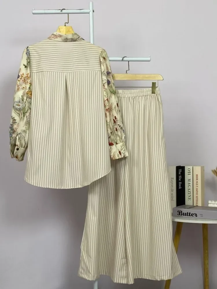 CHICMORE Atasan lengan panjang dengan krah dan kancing bulat, motif bunga kecil dipadukan dengan motif garis, dipadukan dengan celana panjang bermotif sebagai setelan