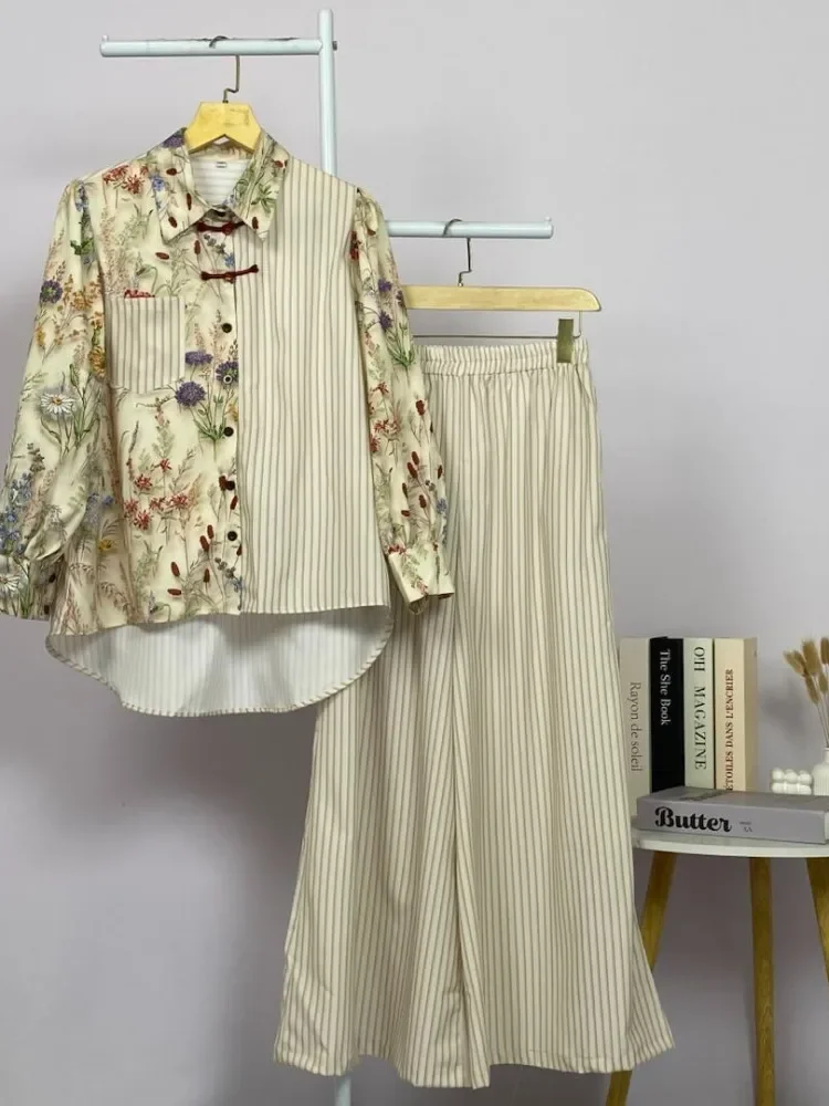 CHICMORE Atasan lengan panjang dengan krah dan kancing bulat, motif bunga kecil dipadukan dengan motif garis, dipadukan dengan celana panjang bermotif sebagai setelan