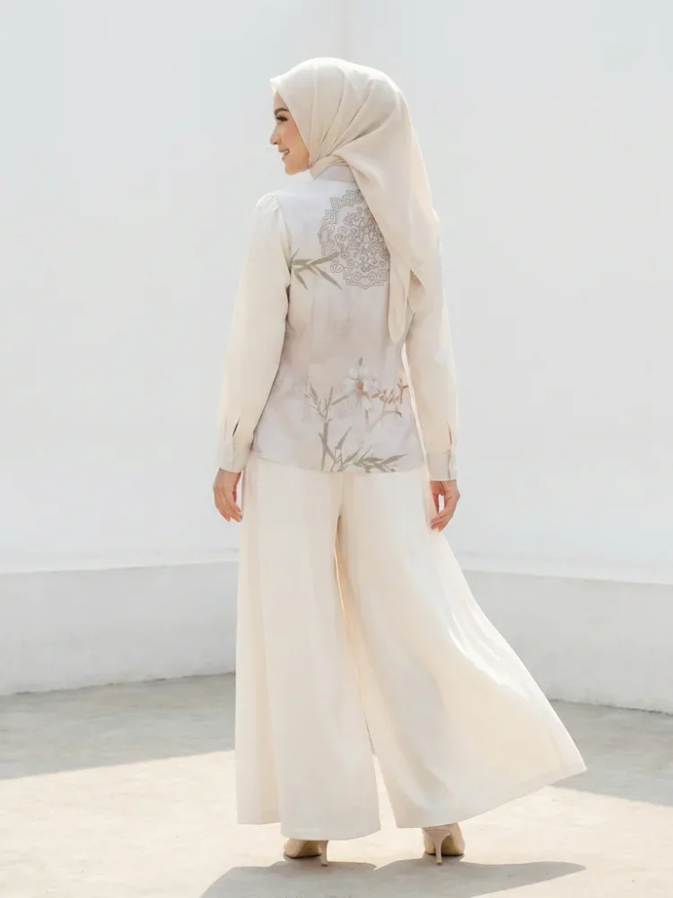 CHICMORE Setelan dua potong wanita dengan warna polos dan cetakan kombinasi, termasuk kemeja dan celana panjang, dilengkapi renda dan kancing unik dipadukan dengan celana panjang warna polos