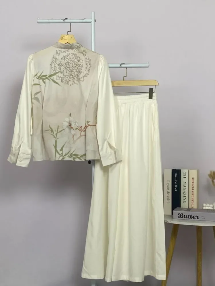 CHICMORE Setelan dua potong wanita dengan warna polos dan cetakan kombinasi, termasuk kemeja dan celana panjang, dilengkapi renda dan kancing unik dipadukan dengan celana panjang warna polos