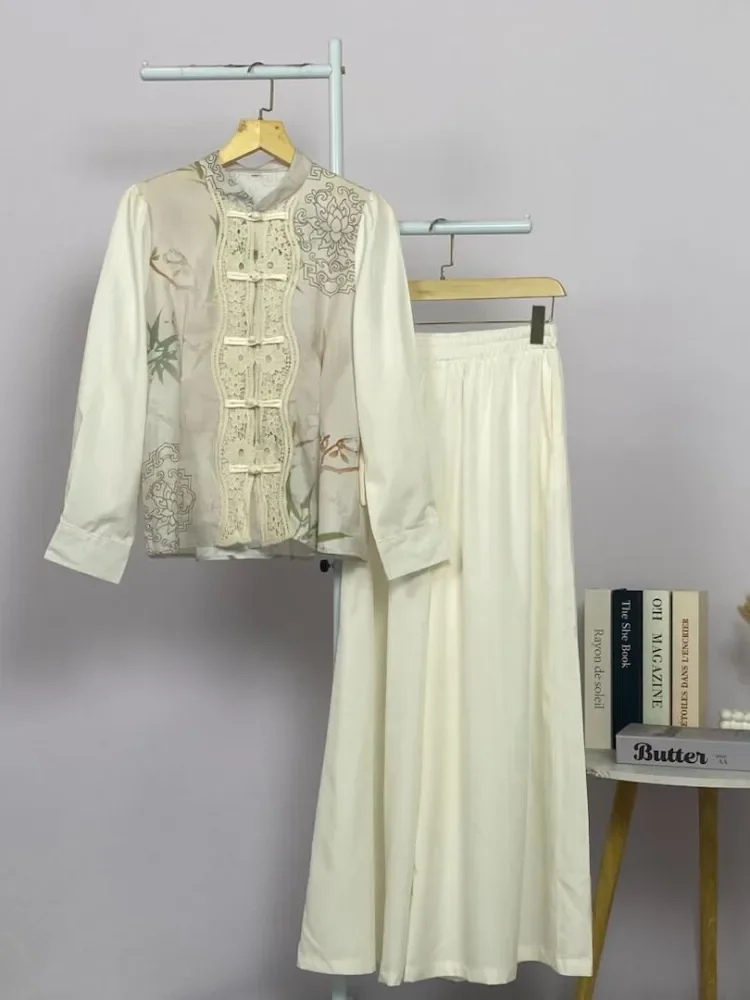 CHICMORE Setelan dua potong wanita dengan warna polos dan cetakan kombinasi, termasuk kemeja dan celana panjang, dilengkapi renda dan kancing unik dipadukan dengan celana panjang warna polos