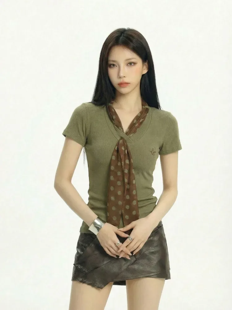 CHICMORE Kaos lengan pendek berkerah v ala chic untuk wanita syal motif polkadot