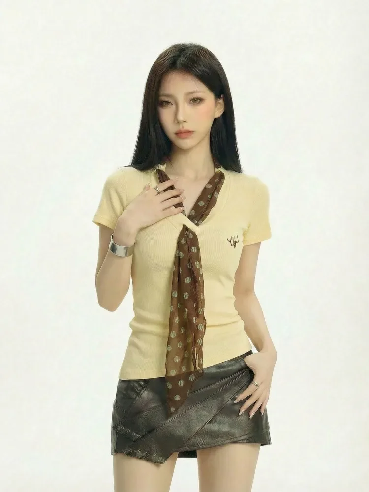 CHICMORE Kaos lengan pendek berkerah v ala chic untuk wanita syal motif polkadot