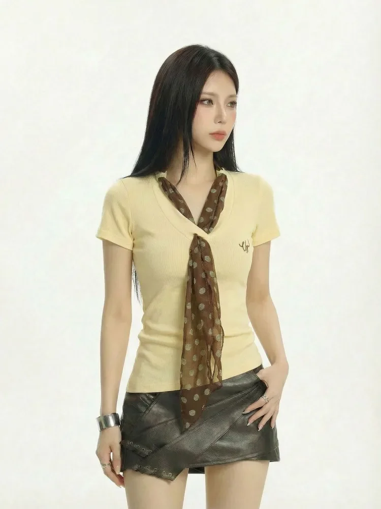 CHICMORE Kaos lengan pendek berkerah v ala chic untuk wanita syal motif polkadot