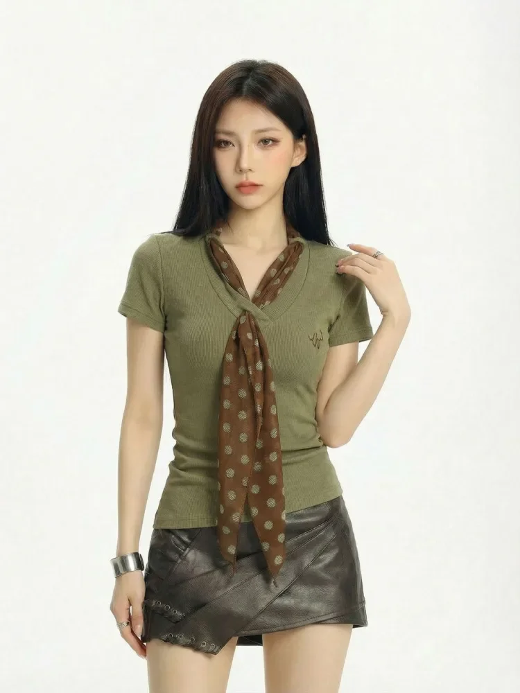 CHICMORE Kaos lengan pendek berkerah v ala chic untuk wanita syal motif polkadot