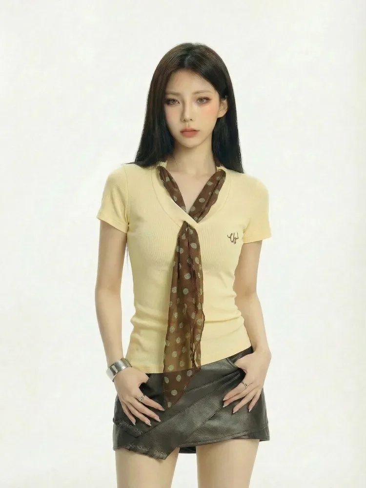 CHICMORE Kaos lengan pendek berkerah v ala chic untuk wanita syal motif polkadot