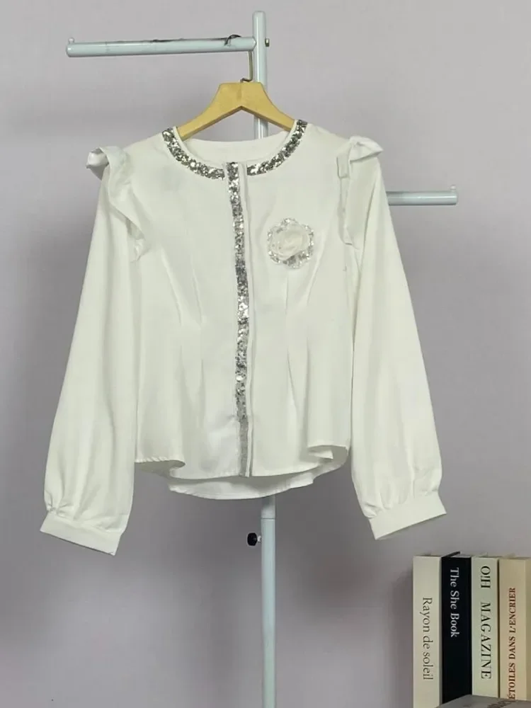 FADFAD Atasan kemeja gaya ramping dengan kerah v dan aksesoris elegant