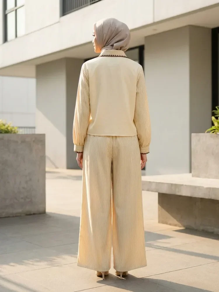 [NEW]CHICMORE Setelan kemeja wanita kasual dengan motif garis-garis bordir tidak beraturan dan patchwork, dipadukan dengan celana panjang lebar.