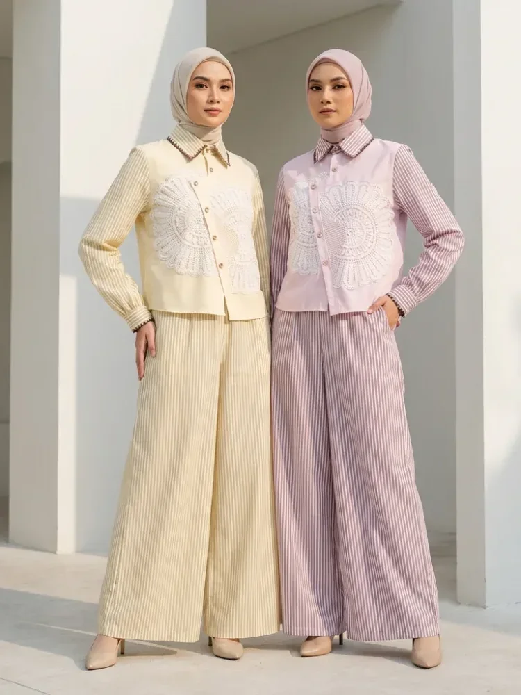 [NEW]CHICMORE Setelan kemeja wanita kasual dengan motif garis-garis bordir tidak beraturan dan patchwork, dipadukan dengan celana panjang lebar.