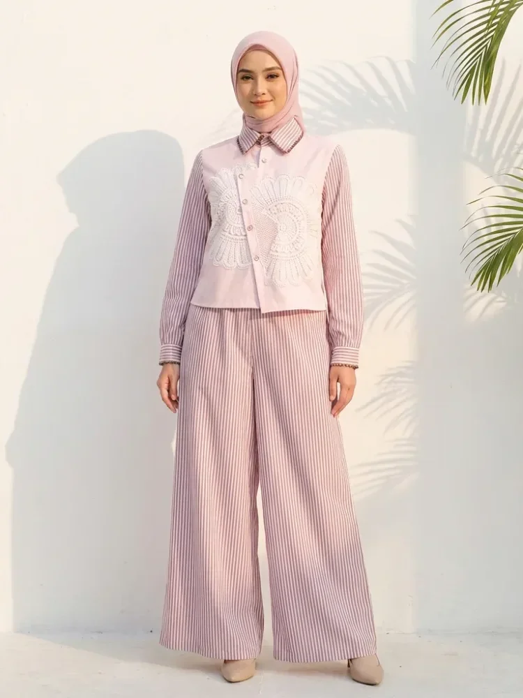 [NEW]CHICMORE Setelan kemeja wanita kasual dengan motif garis-garis bordir tidak beraturan dan patchwork, dipadukan dengan celana panjang lebar.