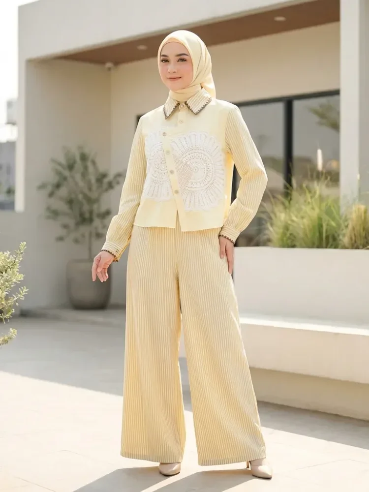 [NEW]CHICMORE Setelan kemeja wanita kasual dengan motif garis-garis bordir tidak beraturan dan patchwork, dipadukan dengan celana panjang lebar.