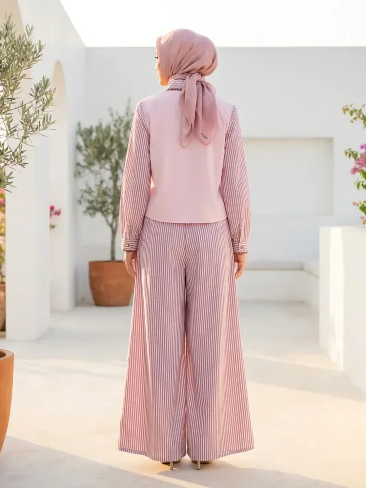 [NEW]CHICMORE Setelan kemeja wanita kasual dengan motif garis-garis bordir tidak beraturan dan patchwork, dipadukan dengan celana panjang lebar.