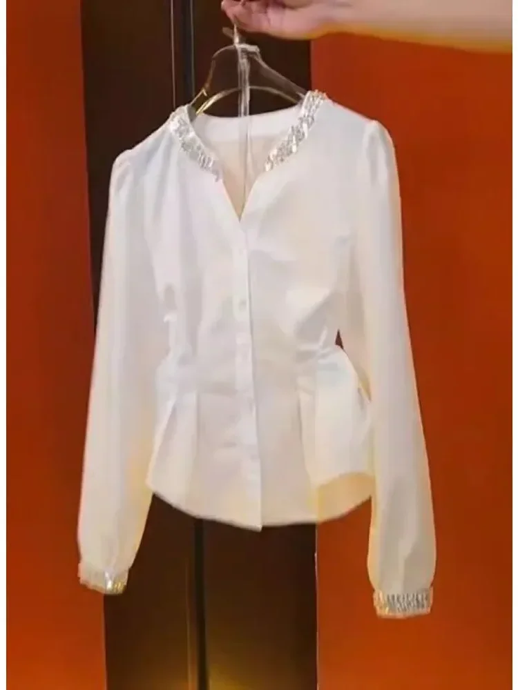 FADFAD Atasan kemeja gaya ramping dengan kerah v dan aksesoris elegant