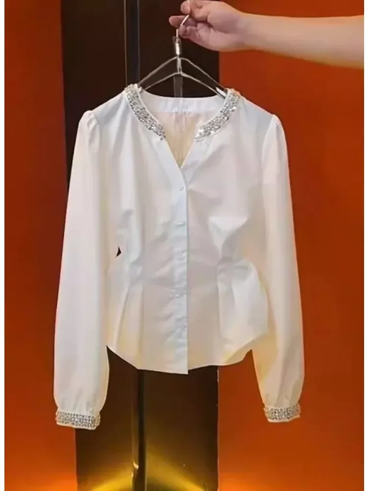 FADFAD Atasan kemeja gaya ramping dengan kerah v dan aksesoris elegant