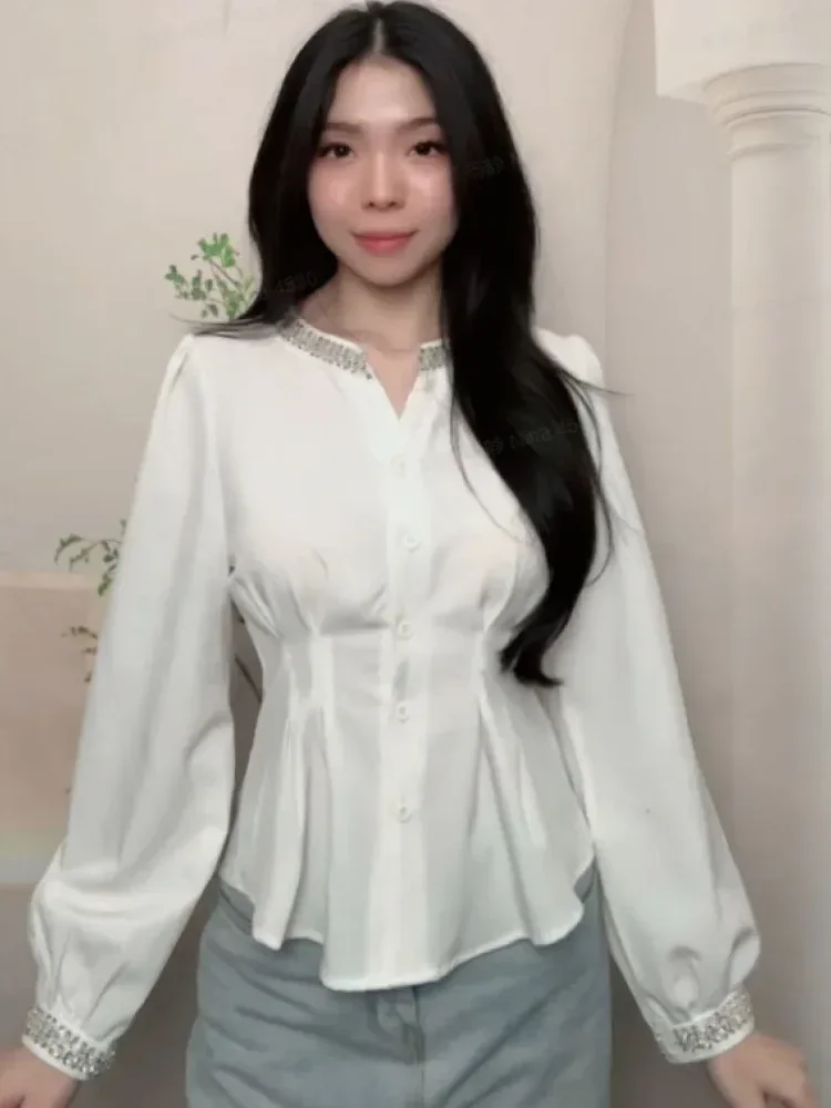 FADFAD Atasan kemeja gaya ramping dengan kerah v dan aksesoris elegant