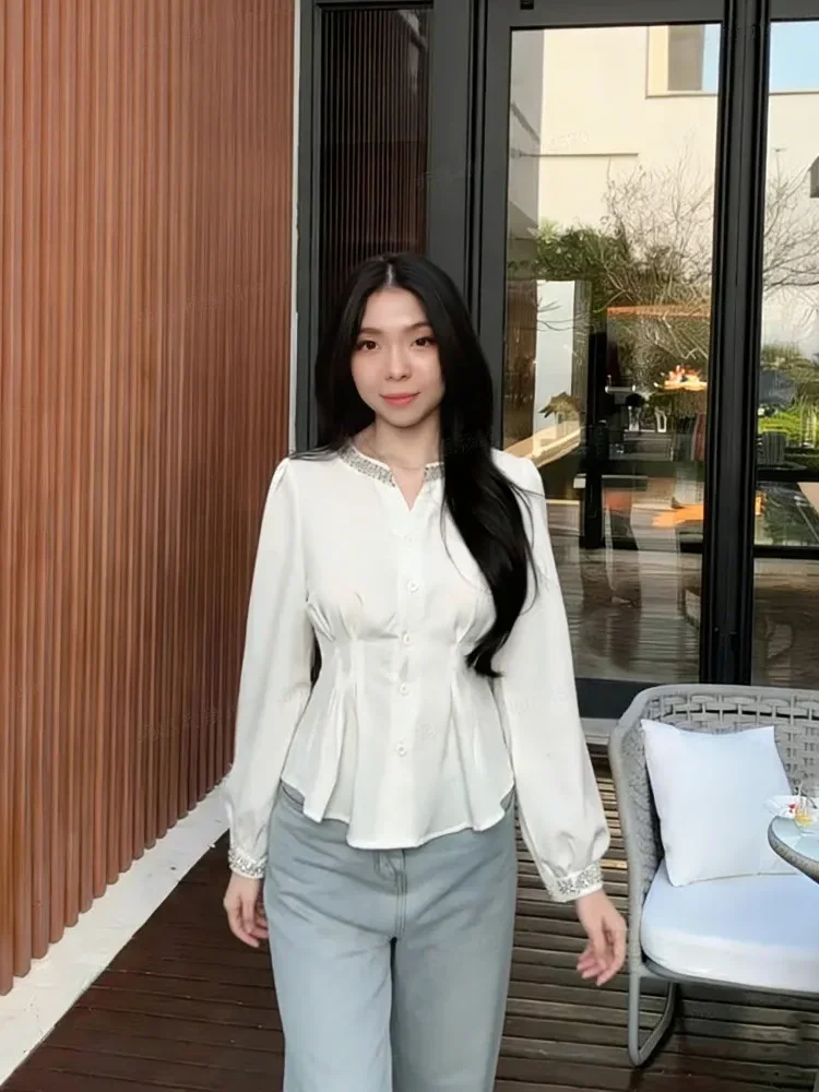 FADFAD Atasan kemeja gaya ramping dengan kerah v dan aksesoris elegant