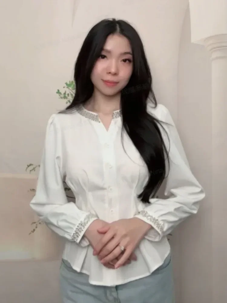 FADFAD Atasan kemeja gaya ramping dengan kerah v dan aksesoris elegant