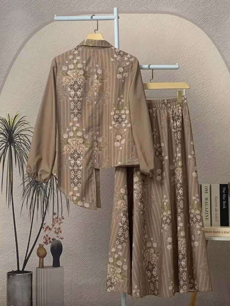 ASAYA Setelan dua bagian, yaitu atasan dan rok, dengan motif patchwork yang modis