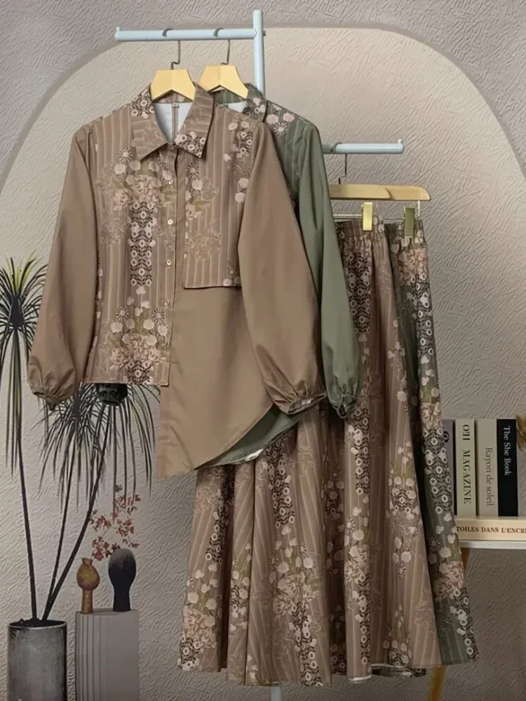 ASAYA Setelan dua bagian, yaitu atasan dan rok, dengan motif patchwork yang modis