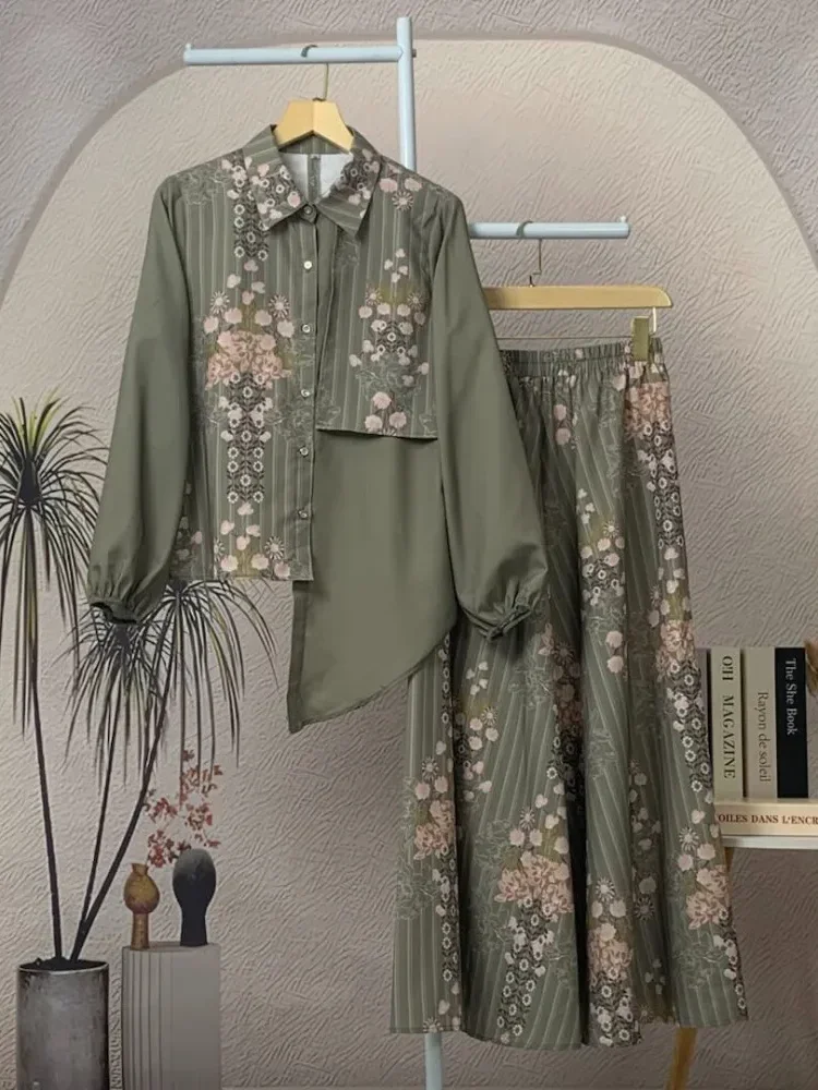 ASAYA Setelan dua bagian, yaitu atasan dan rok, dengan motif patchwork yang modis