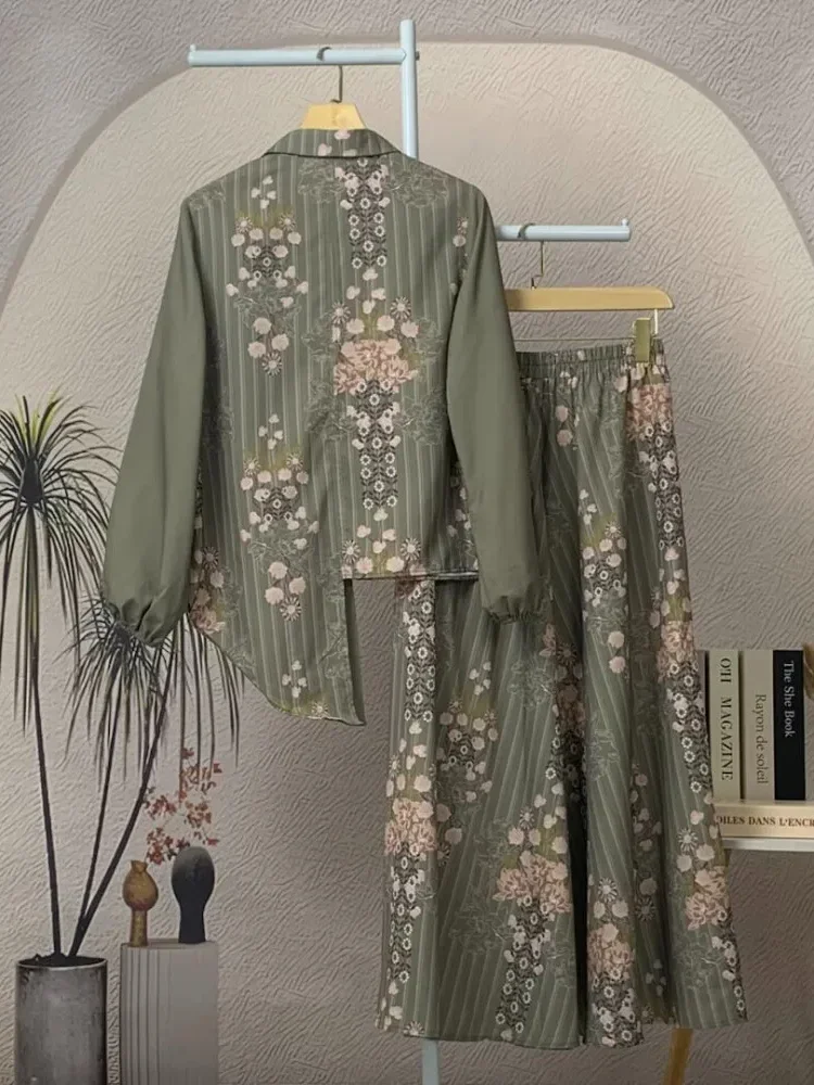 ASAYA Setelan dua bagian, yaitu atasan dan rok, dengan motif patchwork yang modis
