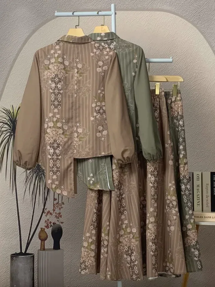 ASAYA Setelan dua bagian, yaitu atasan dan rok, dengan motif patchwork yang modis