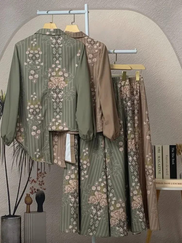 ASAYA Setelan dua bagian, yaitu atasan dan rok, dengan motif patchwork yang modis