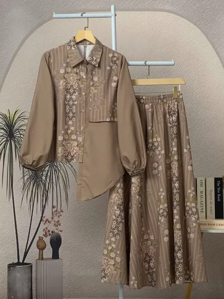 ASAYA Setelan dua bagian, yaitu atasan dan rok, dengan motif patchwork yang modis
