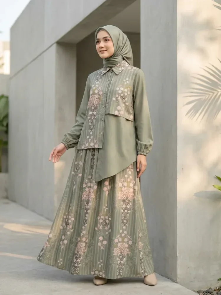 ASAYA Setelan dua bagian, yaitu atasan dan rok, dengan motif patchwork yang modis