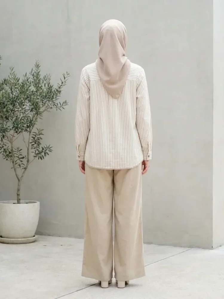 ASAYA Setelan dua potong: kemeja lengan panjang dengan desain kancing unik di bagian bawah dan kerah, dipadukan dengan celana panjang lebar polos