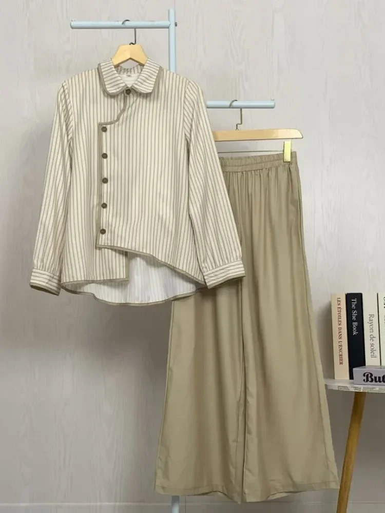 ASAYA Setelan dua potong: kemeja lengan panjang dengan desain kancing unik di bagian bawah dan kerah, dipadukan dengan celana panjang lebar polos