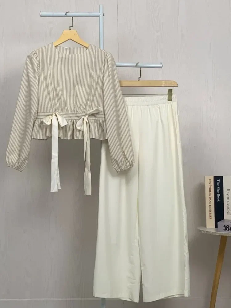 ASAYA Kemeja lengan panjang dengan kerah bulat dan celana panjang lebar bermotif garis polos set dua potong