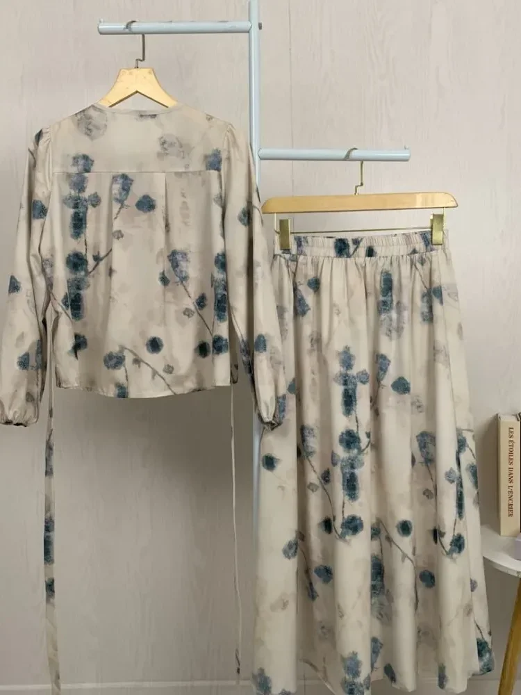 ASAYA Setelan dua potong wanita dengan atasan lengan panjang bermotif elegan, kancing tangan, dan rok panjang