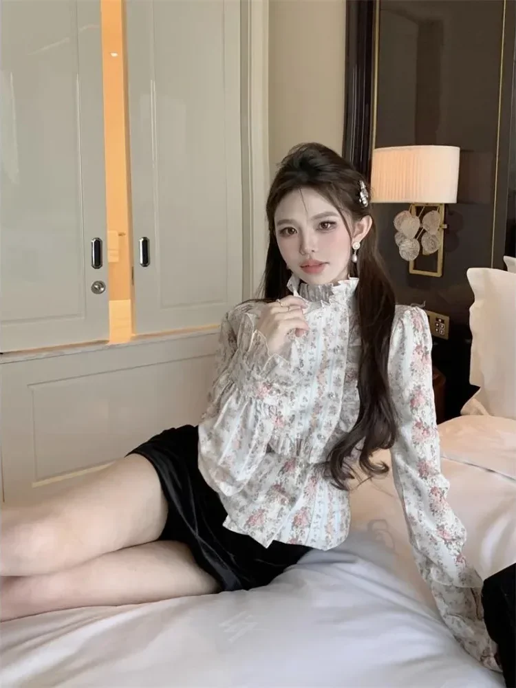 CHICMORE Atasan dengan motif bunga dan leher tinggi renda untuk wanita