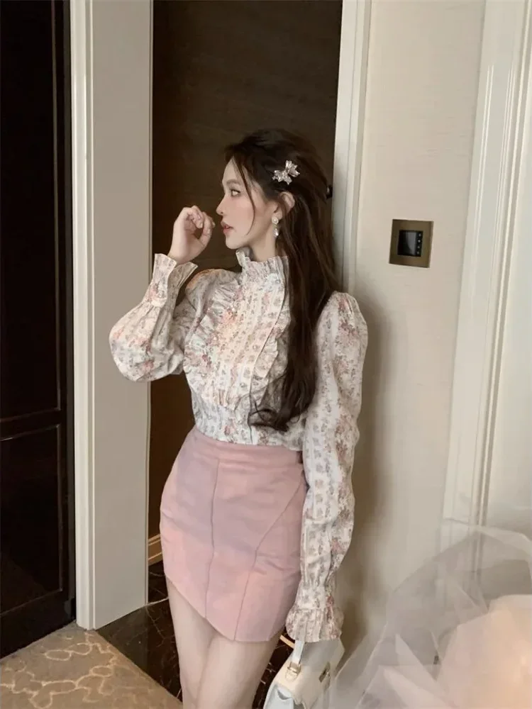 CHICMORE Atasan dengan motif bunga dan leher tinggi renda untuk wanita