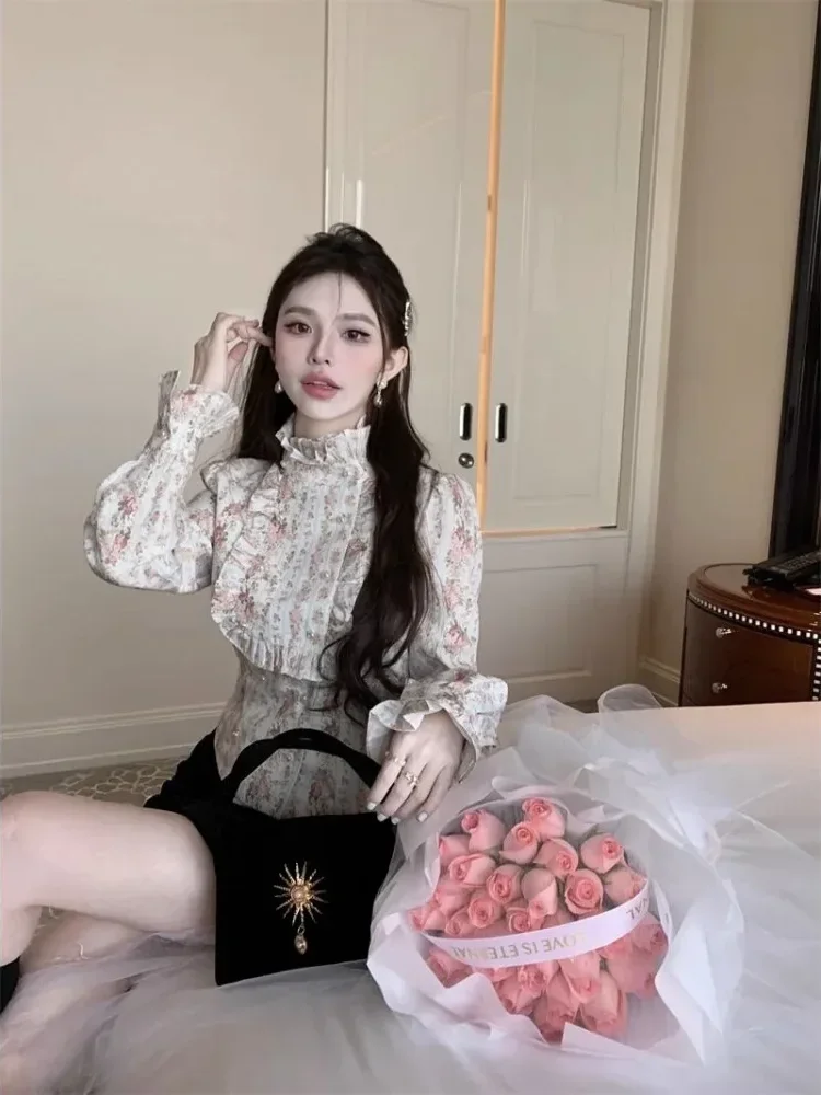 CHICMORE Atasan dengan motif bunga dan leher tinggi renda untuk wanita