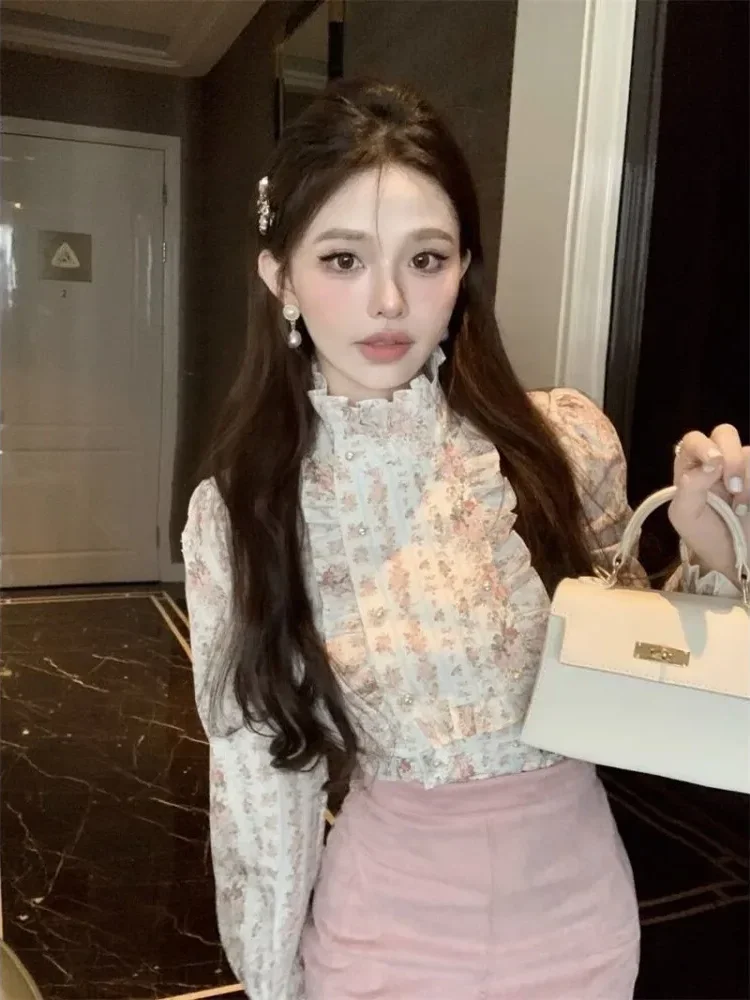 CHICMORE Atasan dengan motif bunga dan leher tinggi renda untuk wanita