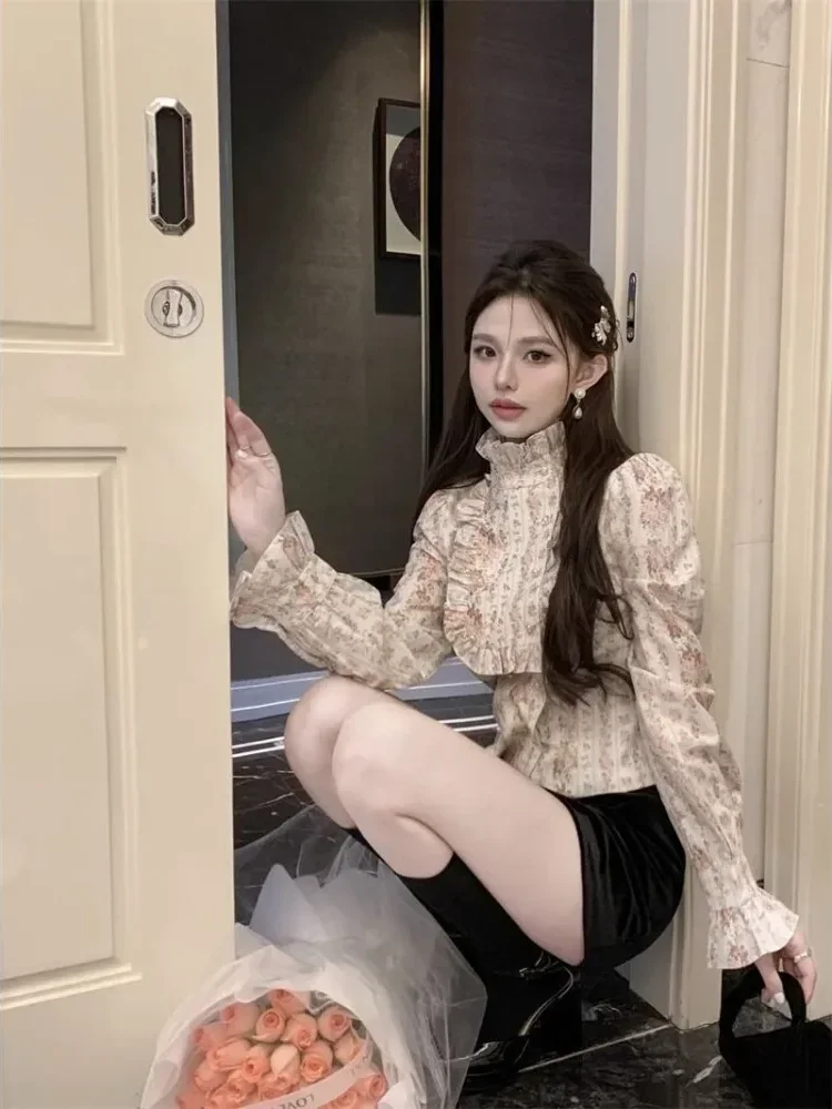 CHICMORE Atasan dengan motif bunga dan leher tinggi renda untuk wanita